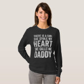 彼女が私をパパパパDと呼ぶ女の子父のがいる Tシャツ (正面フル)