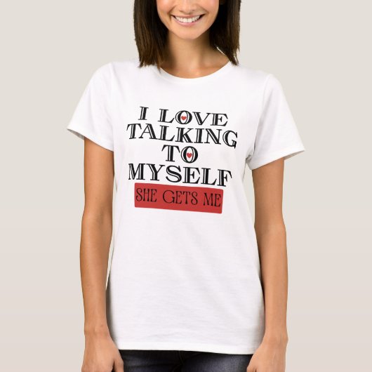 彼女が私を手に入れる自分自身と話すのが大好き Tシャツ (正面)