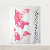 彼女が行く場所引用文ピンクウォーターカラーワールドマップ タペストリー (正面)