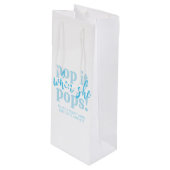 彼女が赤ポップ・アートのちゃんシャワーの好意をポップするときに青い ワインギフトバッグ (正面アングル)