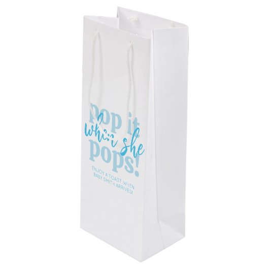 彼女が赤ポップ・アートのちゃんシャワーの好意をポップするときに青い ワインギフトバッグ (正面アングル)