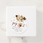 彼女が赤ポップ・アートのちゃんシャワーの贈り物をポップするときにテディベア フェイバータグ (インサイチュ)