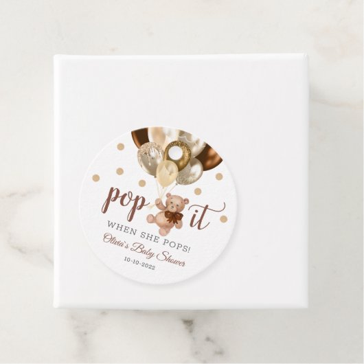 彼女が赤ポップ・アートのちゃんシャワーの贈り物をポップするときにテディベア フェイバータグ (インサイチュ)