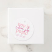 彼女が赤ポップ・アートのちゃんシャワーの贈り物をポップするときにピンクにする フェイバータグ (インサイチュ)