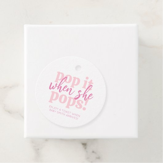 彼女が赤ポップ・アートのちゃんシャワーの贈り物をポップするときにピンクにする フェイバータグ (インサイチュ)