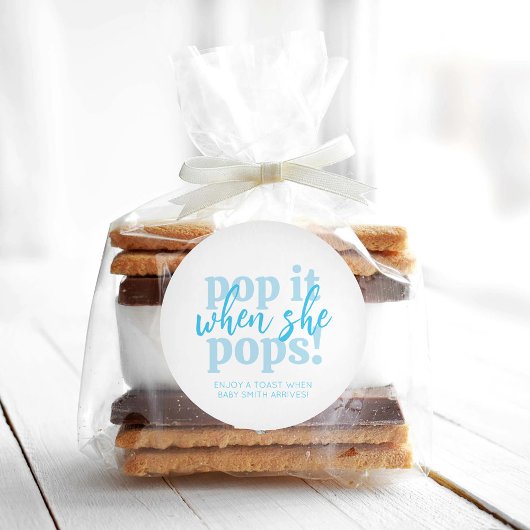 彼女が赤ポップ・アートのちゃんシャワーの贈り物をポップするときに青い ラウンドシール