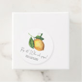 彼女が赤ポップ・アートのちゃんシャワーをポップする時にレモン フェイバータグ (インサイチュ)