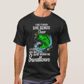 彼女が身をかがめるのが好きな男性のためのフィッシング Tシャツ (正面)