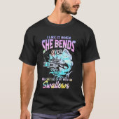 彼女が身をかがめるのが好きな釣り好き Tシャツ (正面)