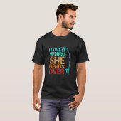 彼女が釣りでかがむ時が好き Tシャツ (正面フル)