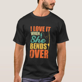 彼女が釣りに向かってかがむのが好き Tシャツ