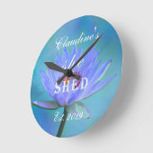 彼女が青い睡蓮の時計の色合いを落とした ラウンド壁時計 (傾斜)