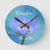 彼女が青い睡蓮の時計の色合いを落とした ラウンド壁時計 (正面)