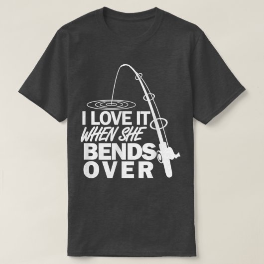 彼女が魚釣りに屈すると私は気におもしろい入る Tシャツ (デザイン正面)