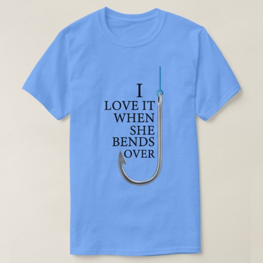 彼女が魚釣りに屈すると私は気におもしろい入る Tシャツ (デザイン正面)