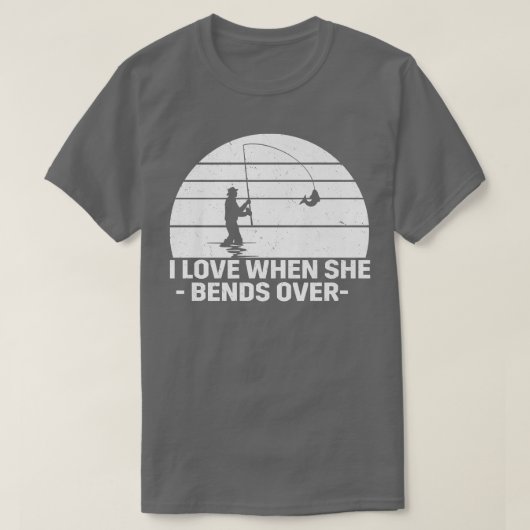 彼女が魚釣りに屈むのが大好おもしろいき Tシャツ (デザイン正面)
