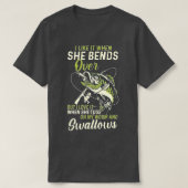 彼女が魚釣りのお父さんの上で曲がる時おもしろいは好きだ Tシャツ (デザイン正面)