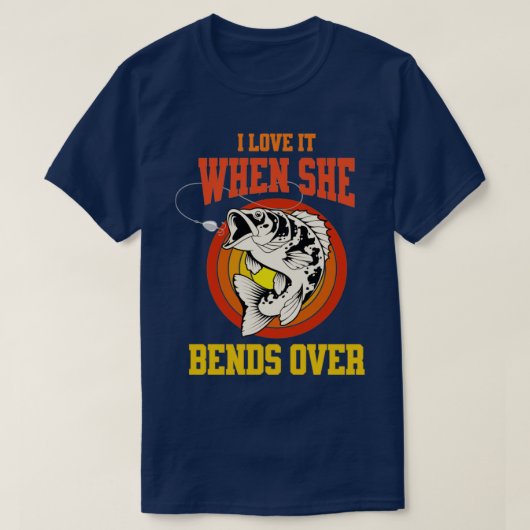 彼女が魚釣りの恋人に屈する時おもしろいは好きだ Tシャツ (デザイン正面)
