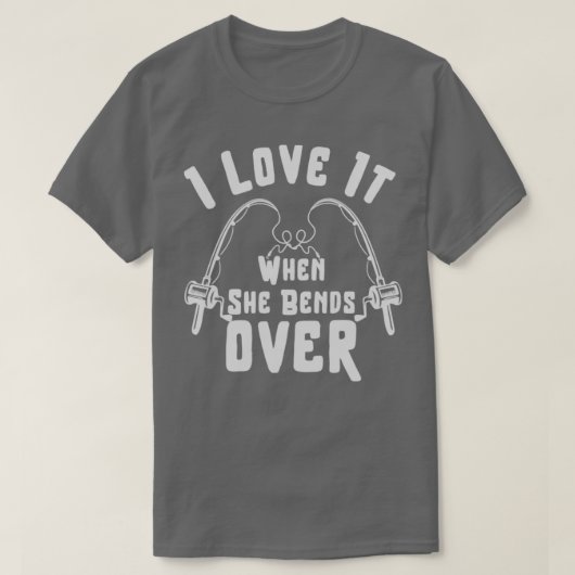 彼女が魚釣りの贈り物に屈するとおもしろい私は好きだ Tシャツ (デザイン正面)