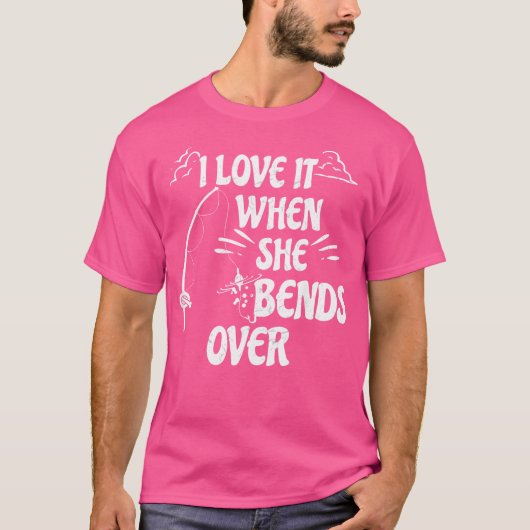 彼女が魚釣りロッドReの上で曲がるおもしろいと、私はそれを愛する Tシャツ (正面)