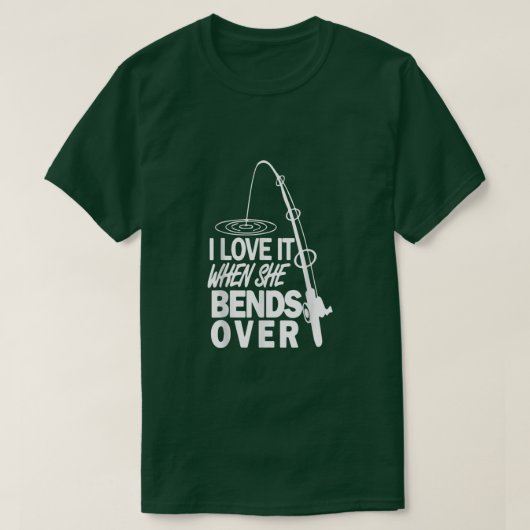 彼女が魚釣りロッドViの上で曲がるおもしろいと、私はそれを愛する Tシャツ (デザイン正面)