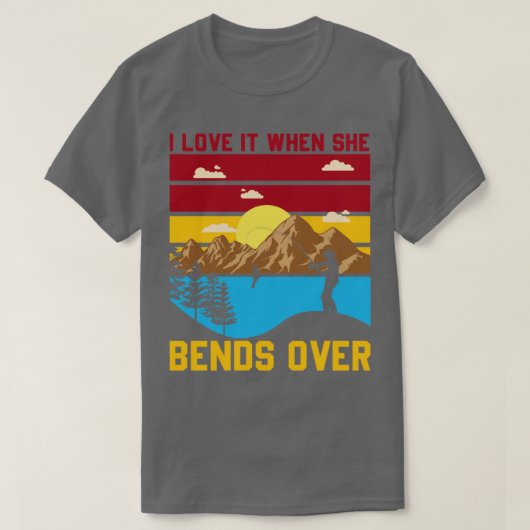 彼女が3を超えて曲がったとき、私はそれを愛する Tシャツ (デザイン正面)