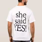彼女が「はい」と言いました!!!!! | プロポーズ祝いデザイン Tシャツ (裏面)