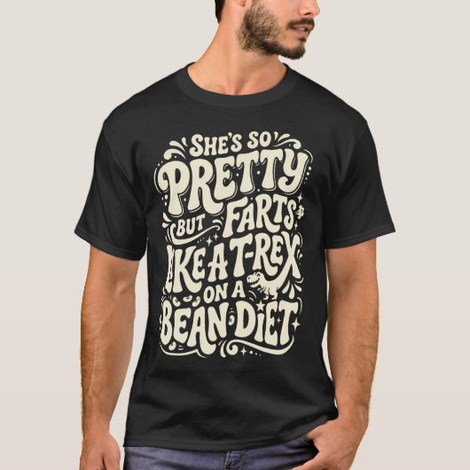 彼女って見た目はかわいいのに豆を食べたティラノサウルスのようにオナラする Tシャツ (正面)