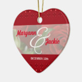 彼女と彼女の1周年記念レッドオーナメント セラミックオーナメント (左)