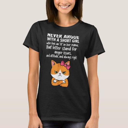 彼女にAを持つ短い女の子と議論してはいけない Tシャツ (正面)