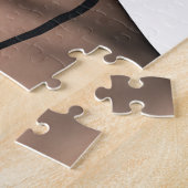 彼女のかわいらし顔に触れる女性 ジグソーパズル (側面)