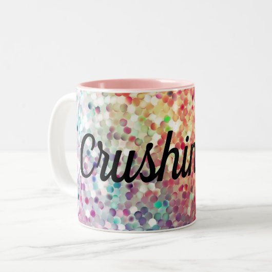 彼女のために飲み物のマグカップを飲み干す ツートーンマグカップ (正面左)