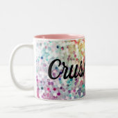 彼女のために飲み物のマグカップを飲み干す ツートーンマグカップ (左)