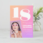 彼女のためのレトロ写真ピンク18歳の誕生日招待状 招待状 (スタンド正面)