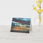 彼女のための悔やみや弔慰の海岸の日没 カード (黄色い花)