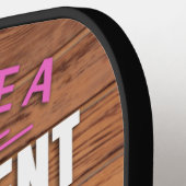 彼女のための退職用木材と緑のモノグラム ピックルボールラケット (左詳細)