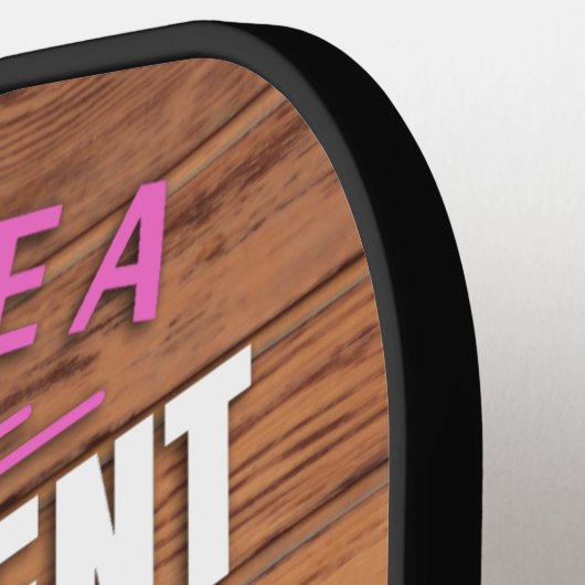 彼女のための退職用木材と緑のモノグラム ピックルボールラケット (左詳細)