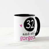 彼女のための32そしてまだ豪華な誕生日プレゼントのアイディア マグカップ (正面右)