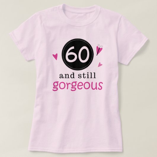彼女のための60そしてまだ豪華な誕生日プレゼントのアイディア Tシャツ (デザイン正面)