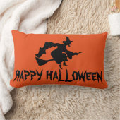 彼女のほうきのオレンジ投球を持つハッピーハローウィンの魔法使い ランバークッション (ブランケット)