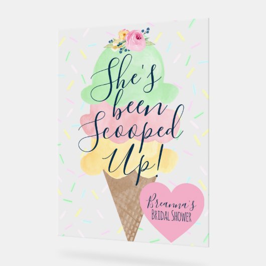 彼女のアイスクリーム プランがサプライズ スクープ アップ アイスクリーム ブライダル シャワー アクリルサイン (傾斜)