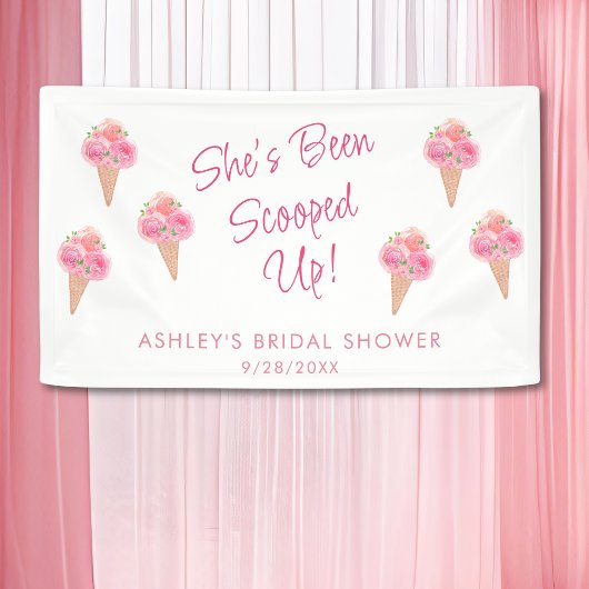 彼女のウェディングシャワーが予約された 横断幕