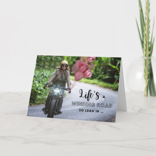 彼女のオートバイをテーマにした誕生日オン・カーブ カード (正面)