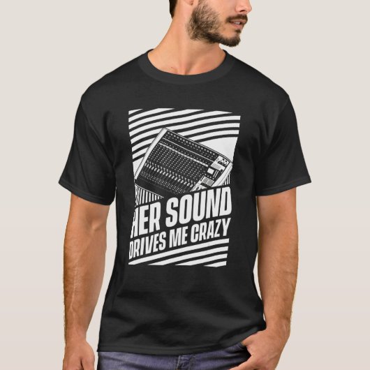 彼女のサウンドに私は気が狂う スタジオのサウンドエンジニアH Tシャツ (正面)