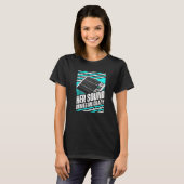 彼女のサウンドは私のオーディオ熱狂するサウンドエンジニア胡を駆動 Tシャツ (正面フル)