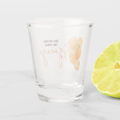 彼女のスクイーズ ブライダルシャワーが見つかった ショットグラス (裏面)