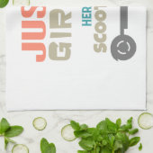 彼女のスクーターを愛する女の子 キッチンタオル (折り畳み)