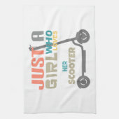 彼女のスクーターを愛する女の子 キッチンタオル (縦)