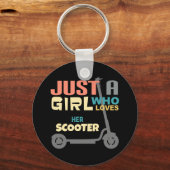 彼女のスクーターを愛する女の子 キーホルダー (正面)