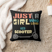 彼女のスクーターを愛する女の子 クッション (ブランケット)